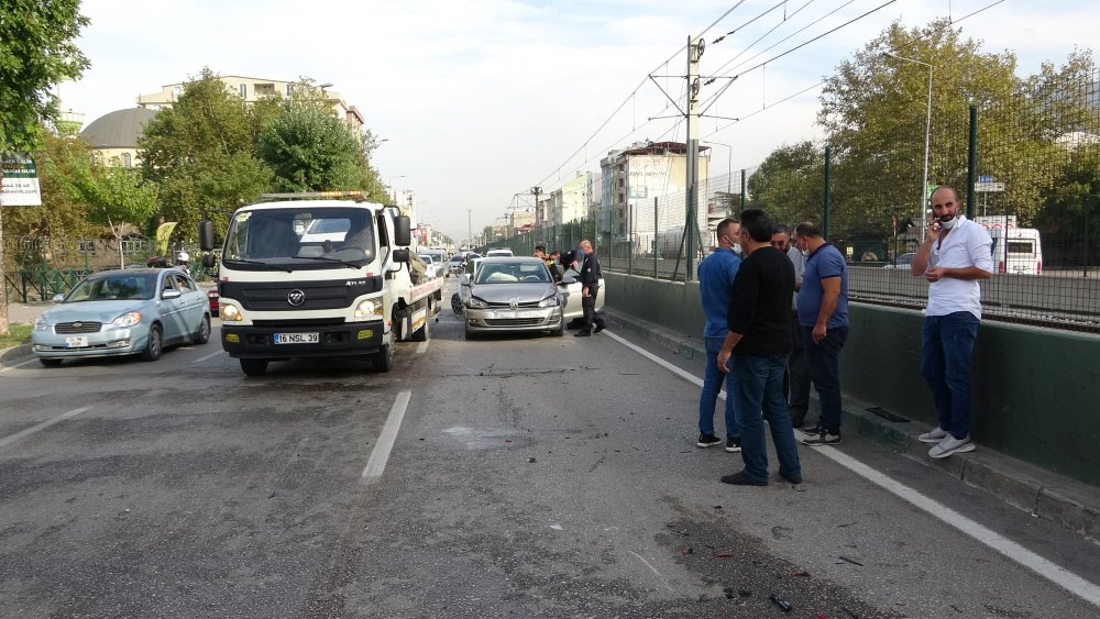 Bursa'da 8 aracın karıştığı zincirleme kaza