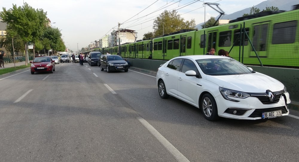 Bursa'da 8 aracın karıştığı zincirleme kaza
