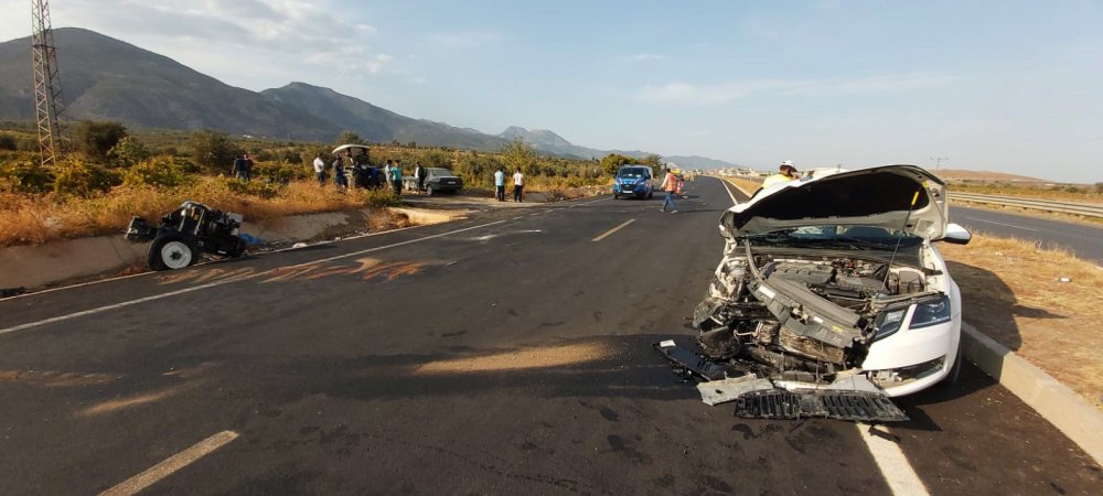 İslahiye'de, otomobil ile çarpışan traktör ikiye ayrıldı