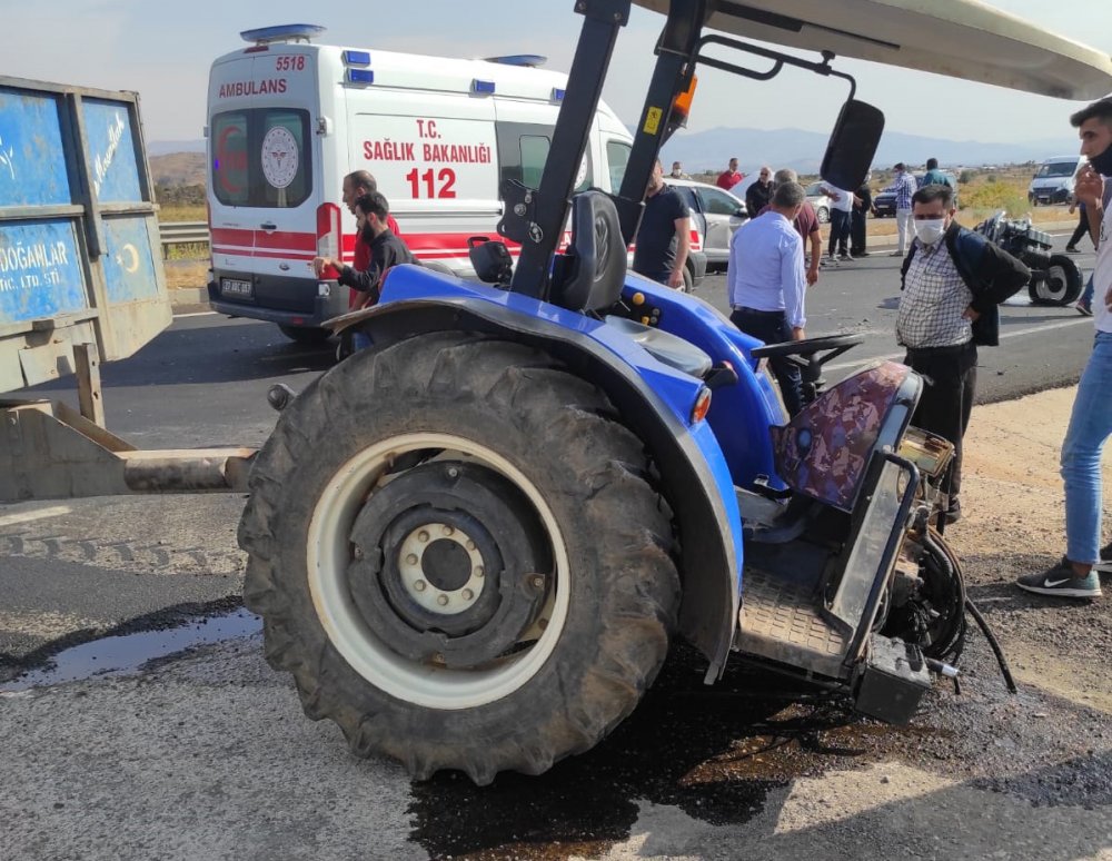 İslahiye'de, otomobil ile çarpışan traktör ikiye ayrıldı