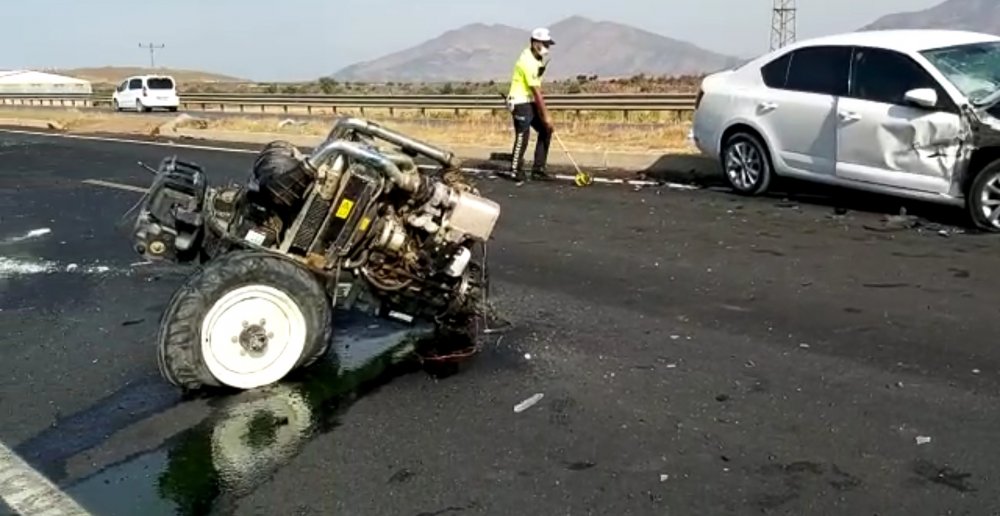 İslahiye'de, otomobil ile çarpışan traktör ikiye ayrıldı