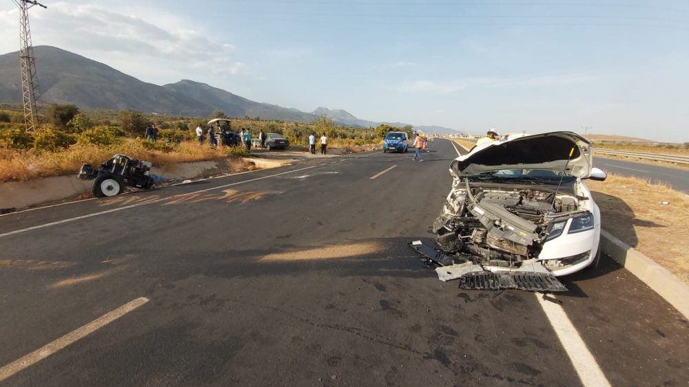 İslahiye'de, otomobil ile çarpışan traktör ikiye ayrıldı