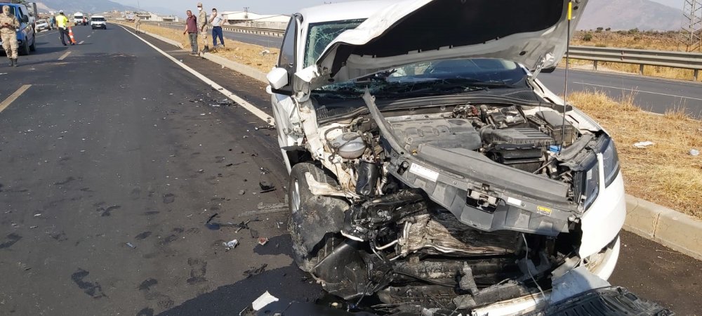 İslahiye'de, otomobil ile çarpışan traktör ikiye ayrıldı