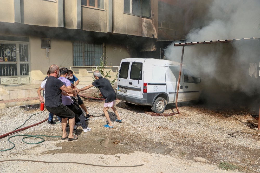 Mobilya atölyesi ve deposu alev alev yandı