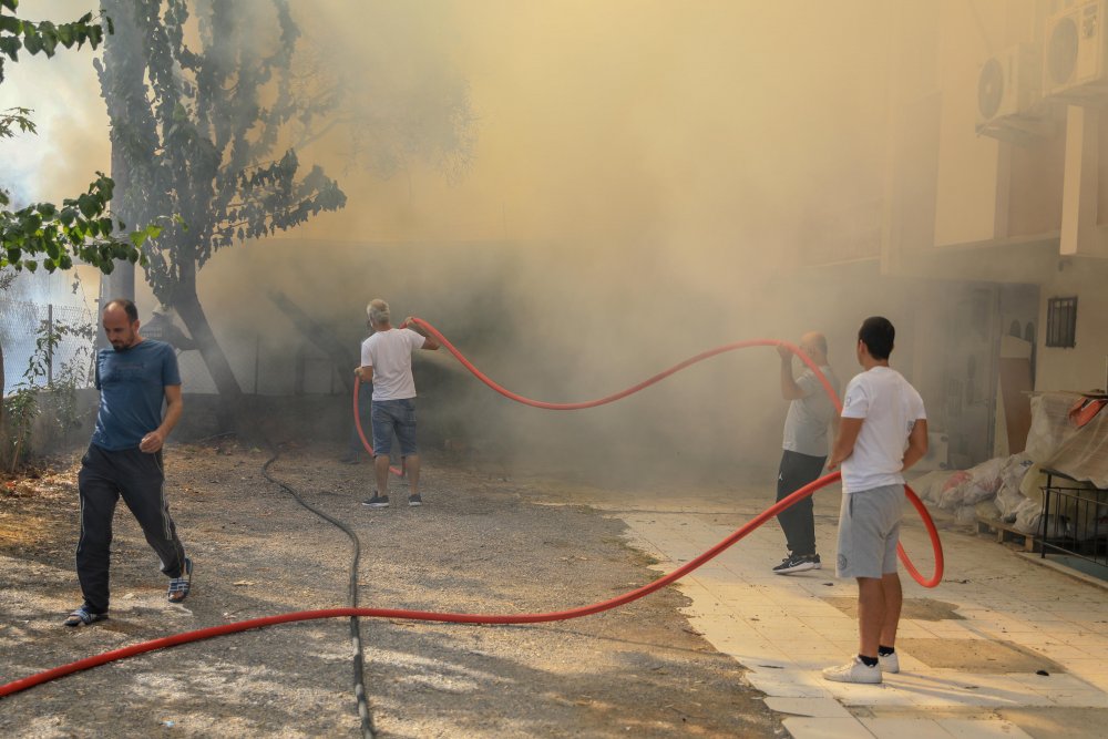 Mobilya atölyesi ve deposu alev alev yandı