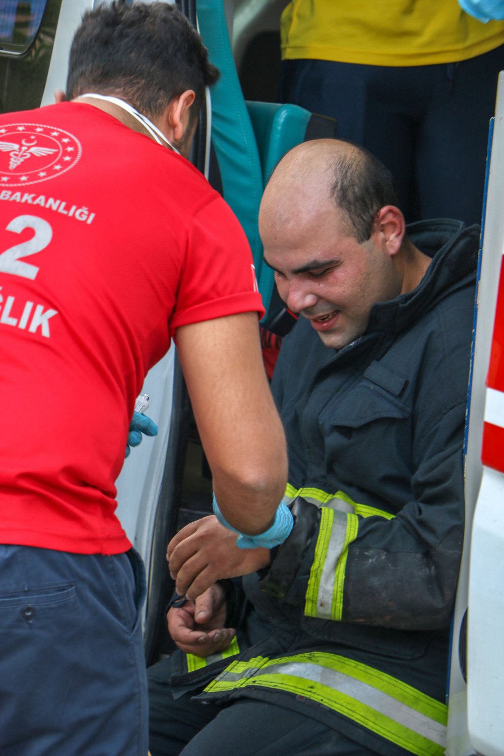 Mobilya atölyesi ve deposu alev alev yandı