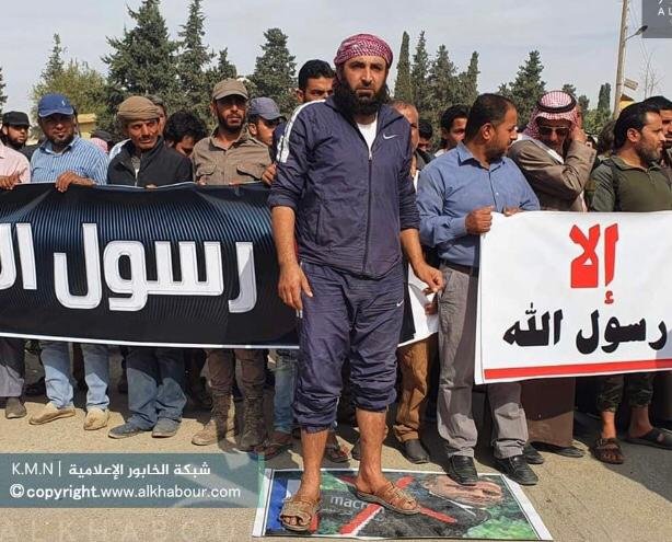 Resulayn'daki Fransa protestosunda DEAŞ bayrağı açan kişi gözaltına alındı