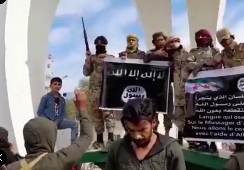 Resulayn'daki Fransa protestosunda DEAŞ bayrağı açan kişi gözaltına alındı