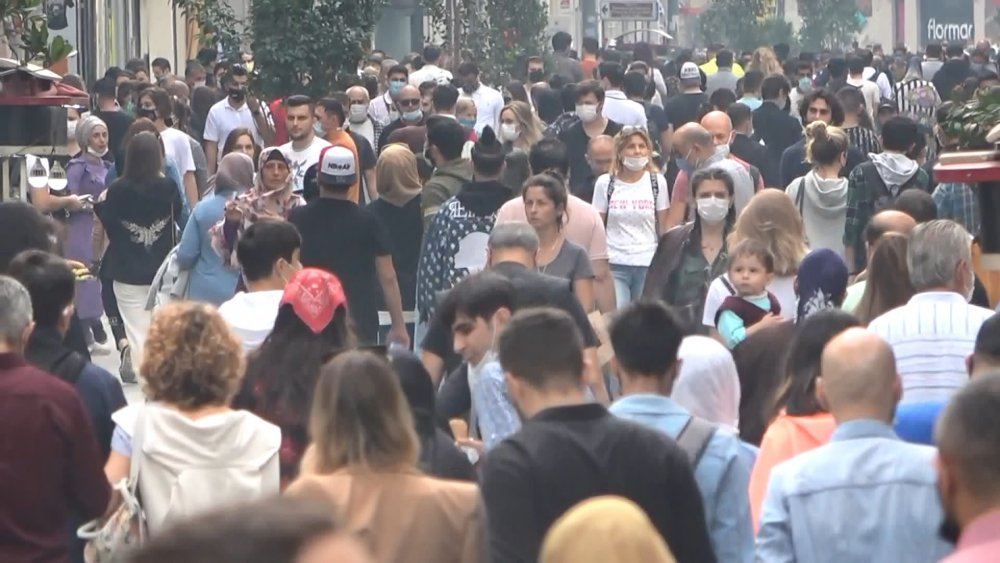 Taksim ve İstiklal Caddesi'nde kalabalık dikkat çekti