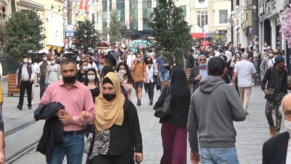 Taksim ve İstiklal Caddesi'nde kalabalık dikkat çekti