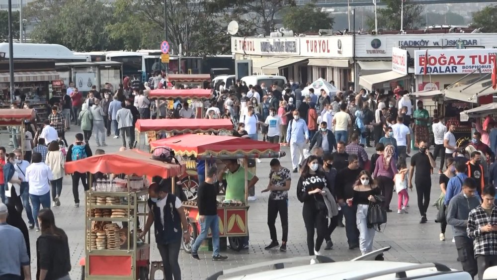 Taksim ve İstiklal Caddesi'nde kalabalık dikkat çekti