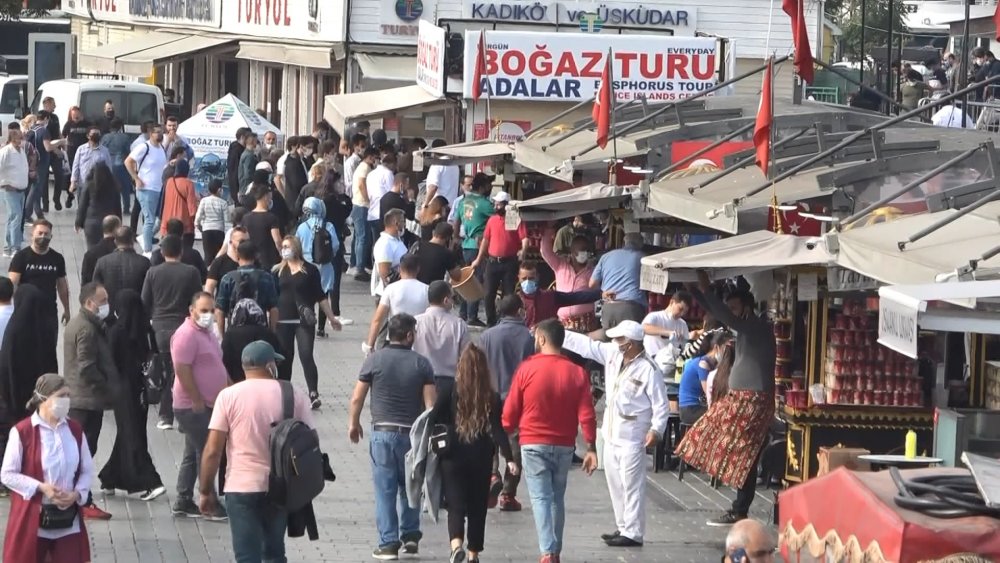 Taksim ve İstiklal Caddesi'nde kalabalık dikkat çekti