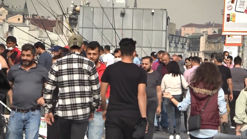 Taksim ve İstiklal Caddesi'nde kalabalık dikkat çekti