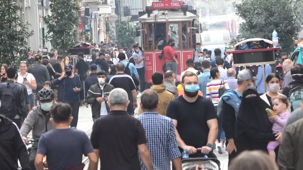 Taksim ve İstiklal Caddesi'nde kalabalık dikkat çekti