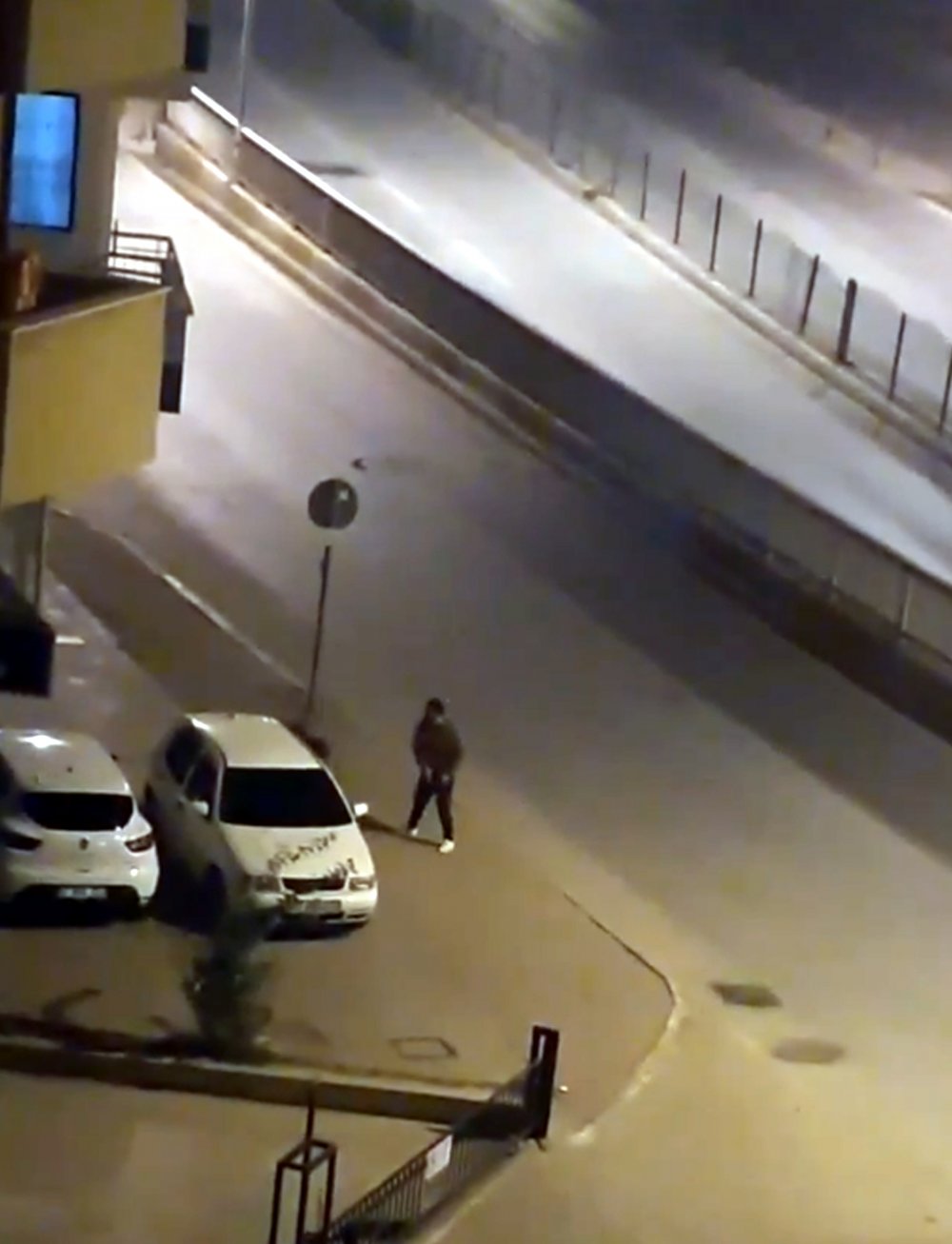 Tartıştığı kadını tokatladı, çevredekilerin tepkisiyle kaçtı