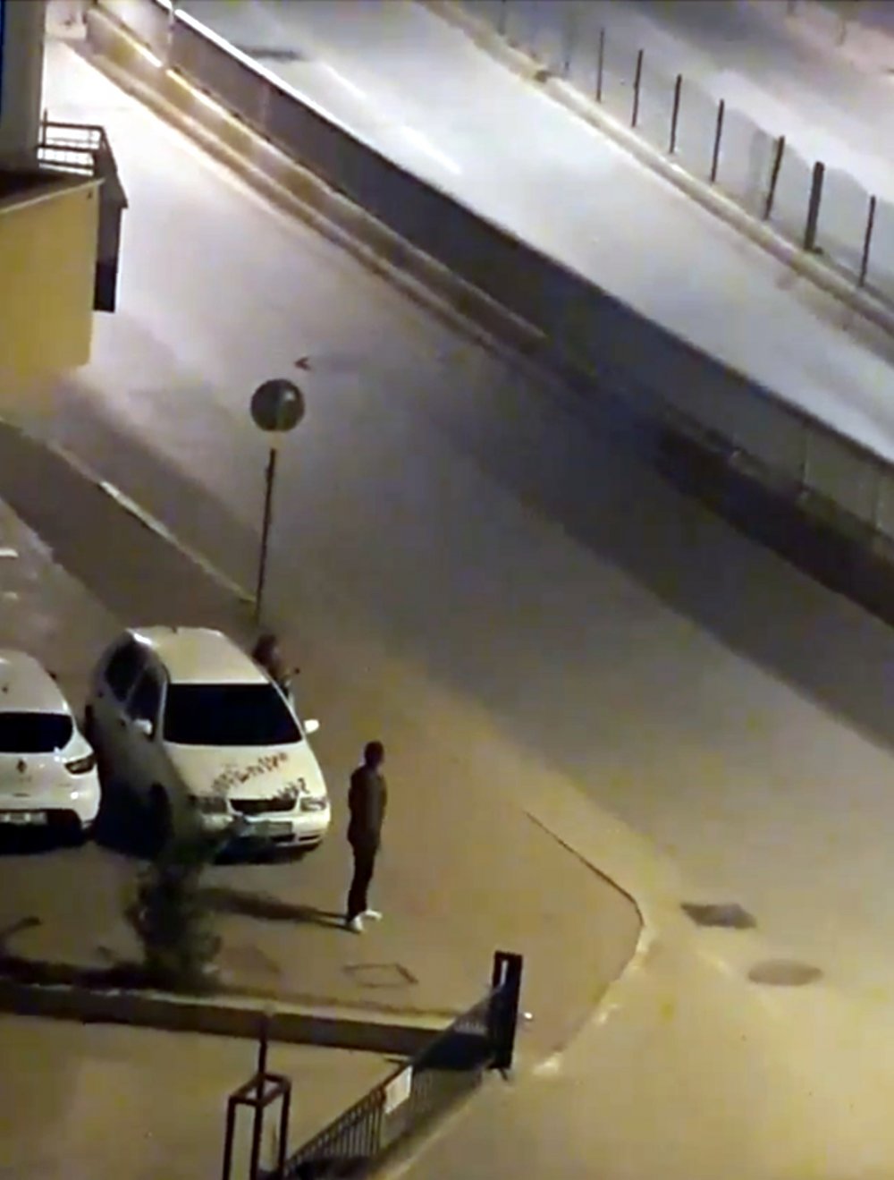 Tartıştığı kadını tokatladı, çevredekilerin tepkisiyle kaçtı