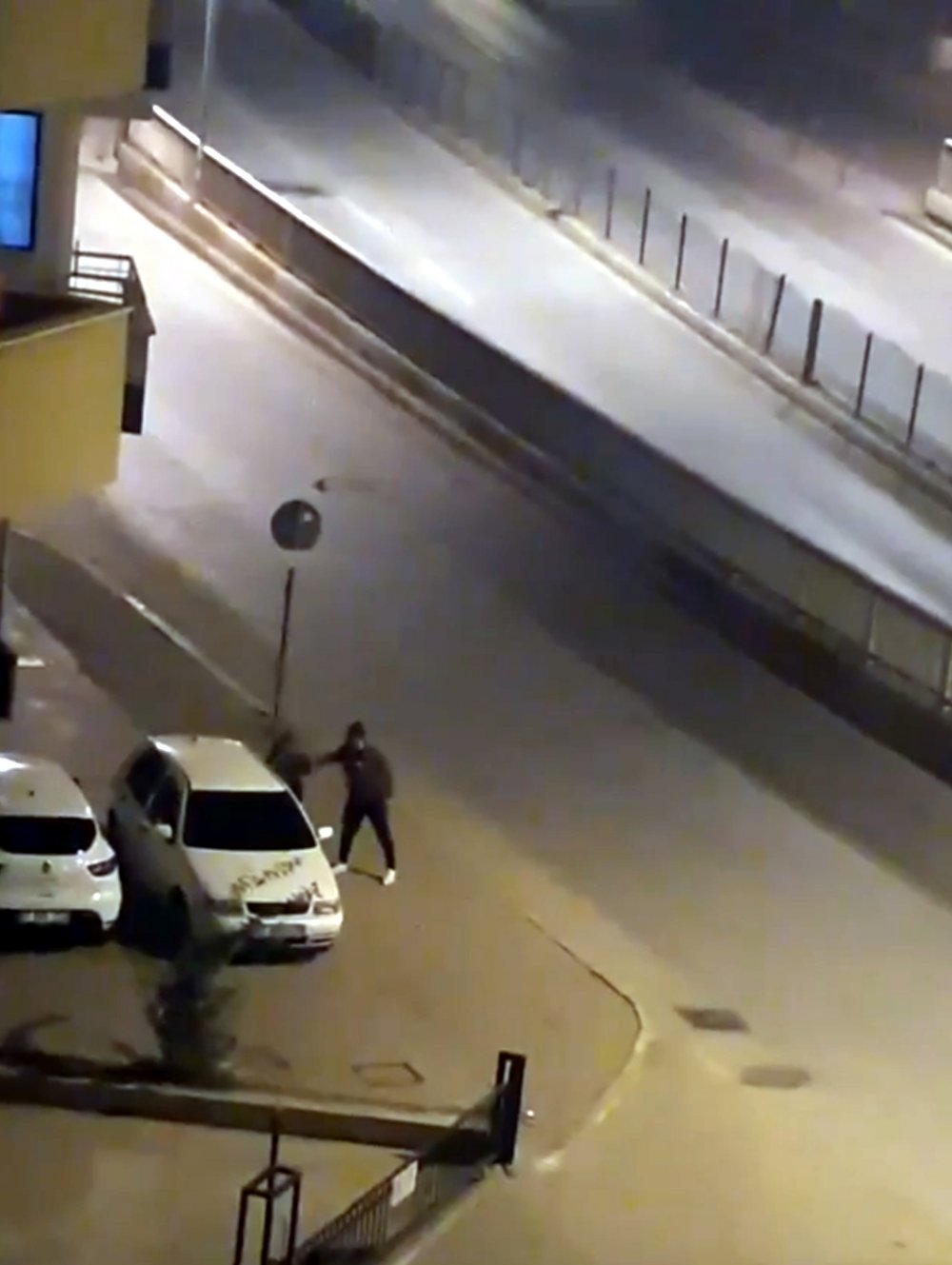 Tartıştığı kadını tokatladı, çevredekilerin tepkisiyle kaçtı