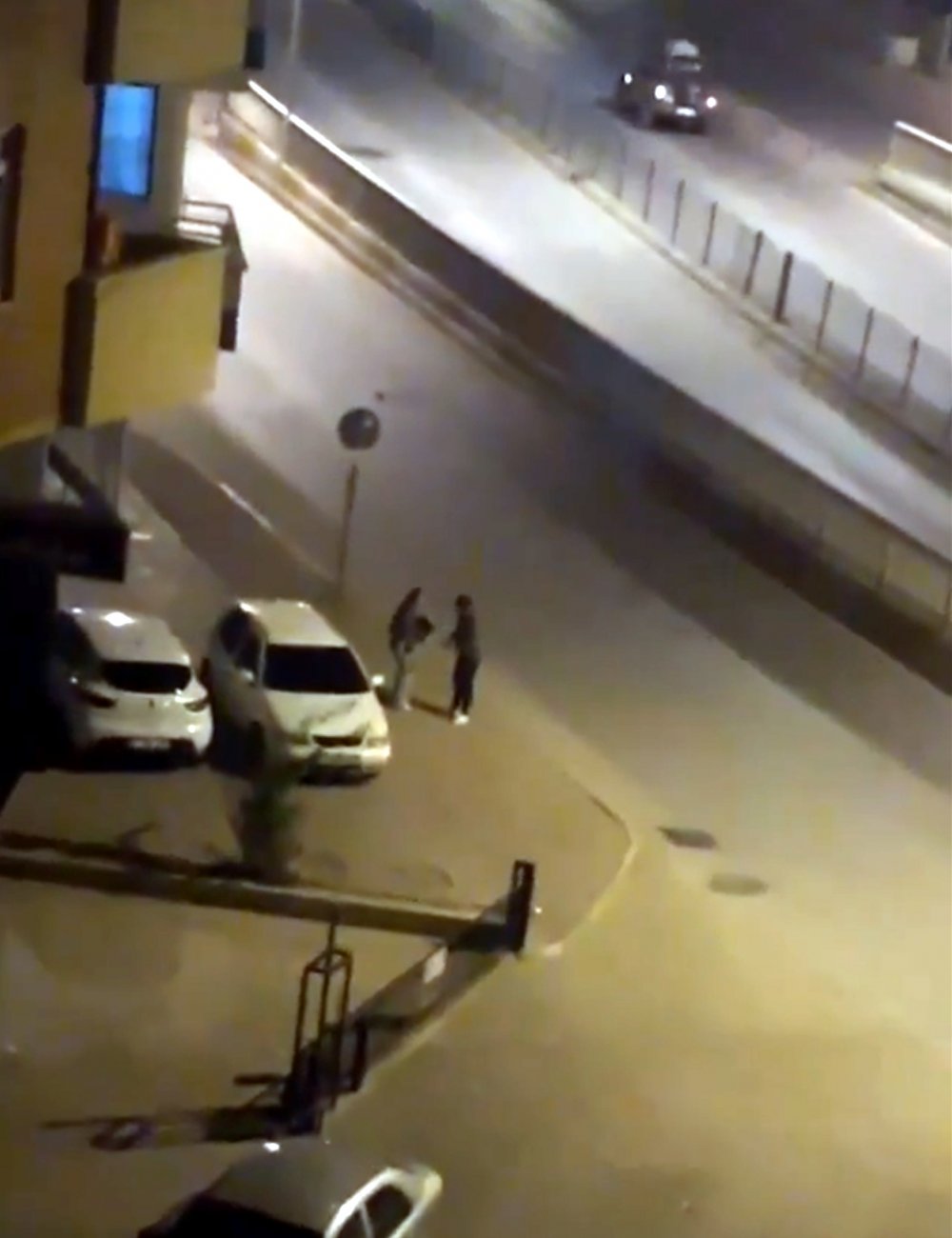 Tartıştığı kadını tokatladı, çevredekilerin tepkisiyle kaçtı