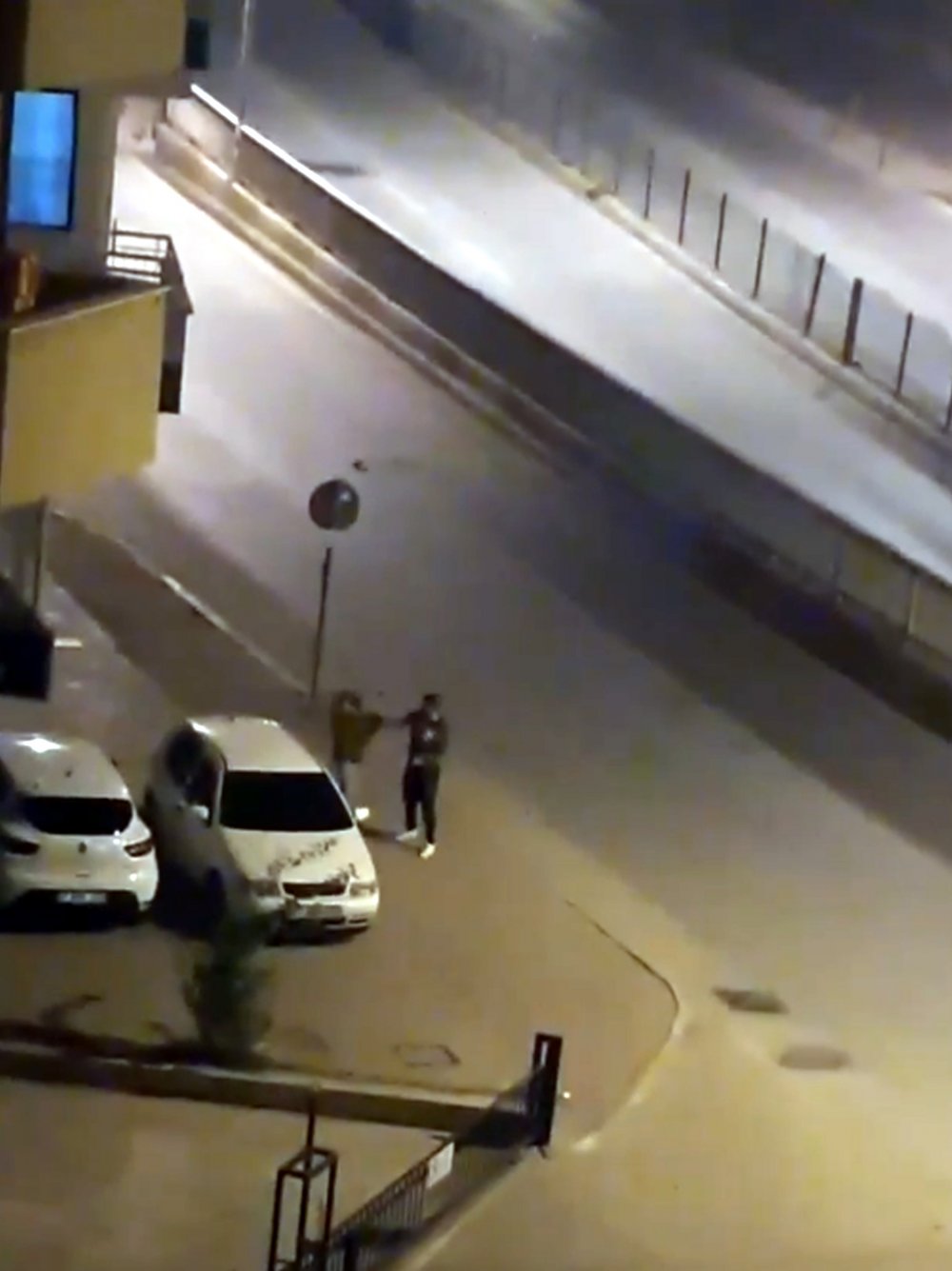 Tartıştığı kadını tokatladı, çevredekilerin tepkisiyle kaçtı