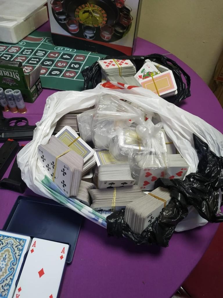 Dernekte, kumar makinesi ve ruhsatsız tabanca