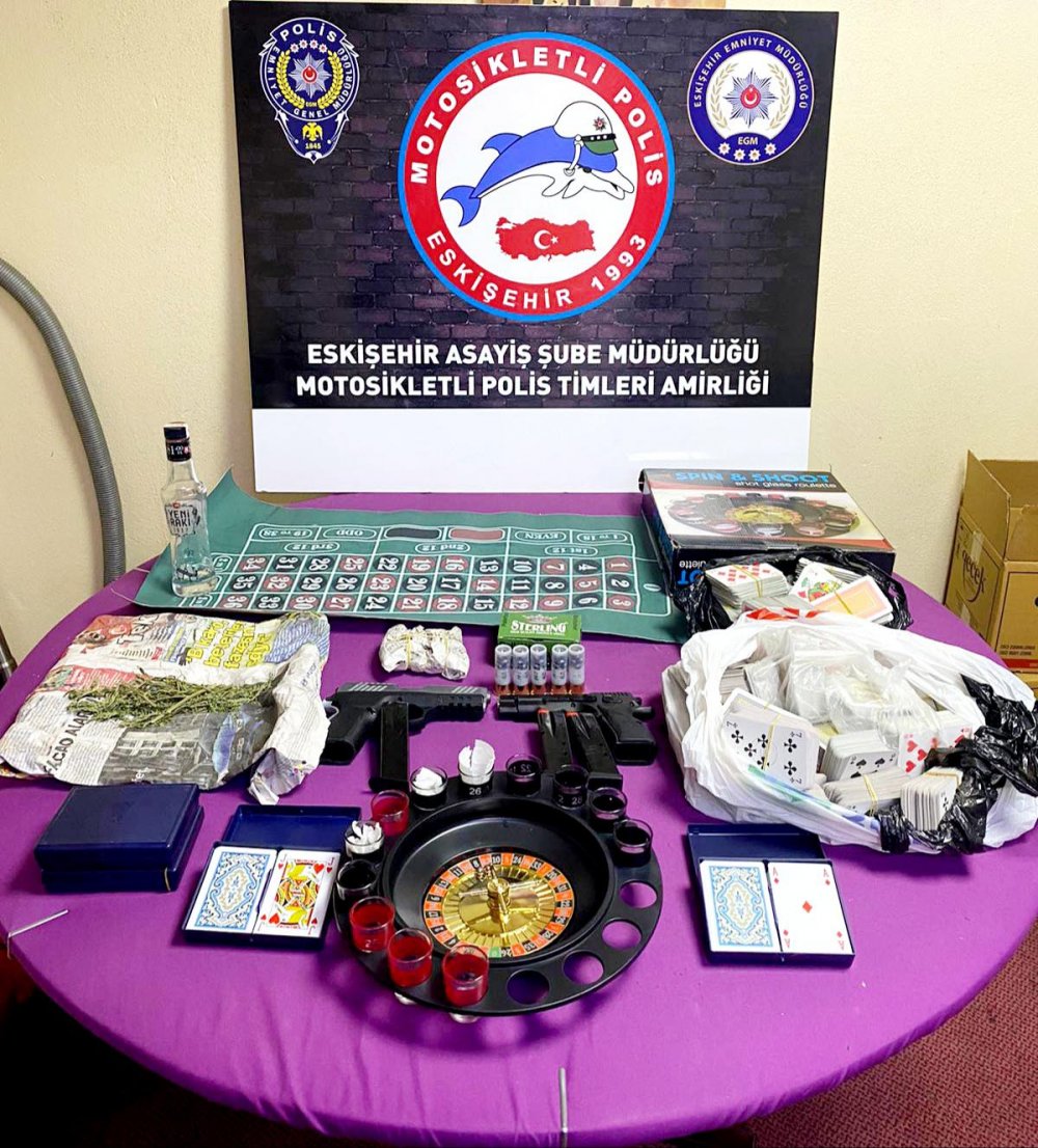 Dernekte, kumar makinesi ve ruhsatsız tabanca