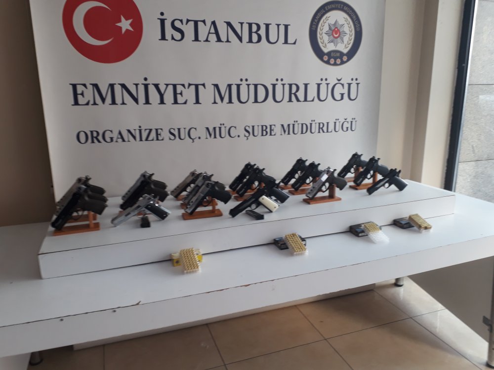 Durdurulmasalardı ne yapacaklardı! Başakşehir'de şüphe üzerine durdurulan otomobilden 13 tabanca çıktı