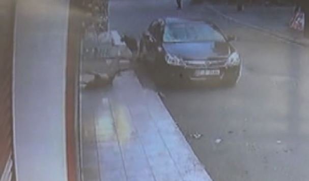 Yarı çıplak gencin balkondan düşme anı kamerada