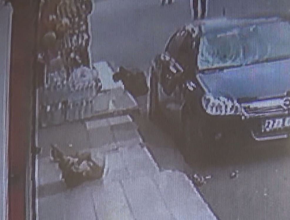 Yarı çıplak gencin balkondan düşme anı kamerada