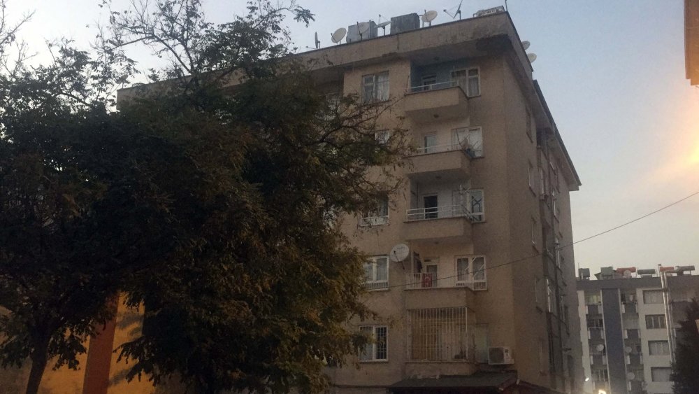 Yarı çıplak gencin balkondan düşme anı kamerada