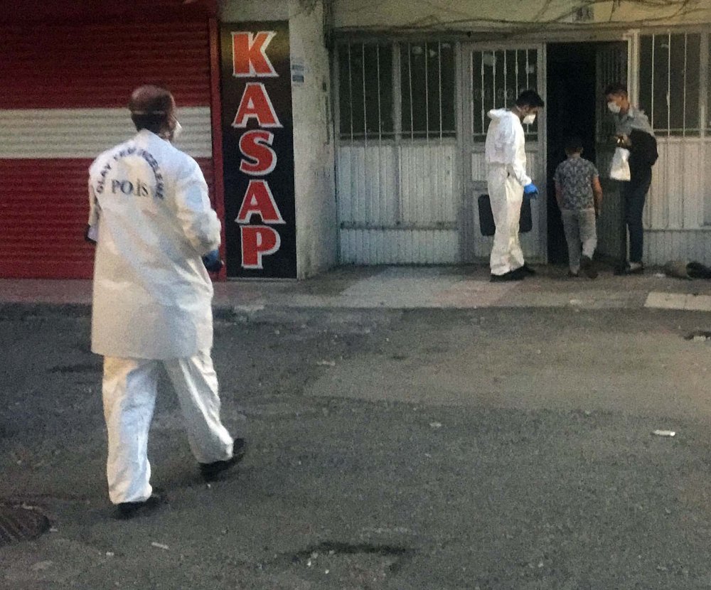 Yarı çıplak gencin balkondan düşme anı kamerada