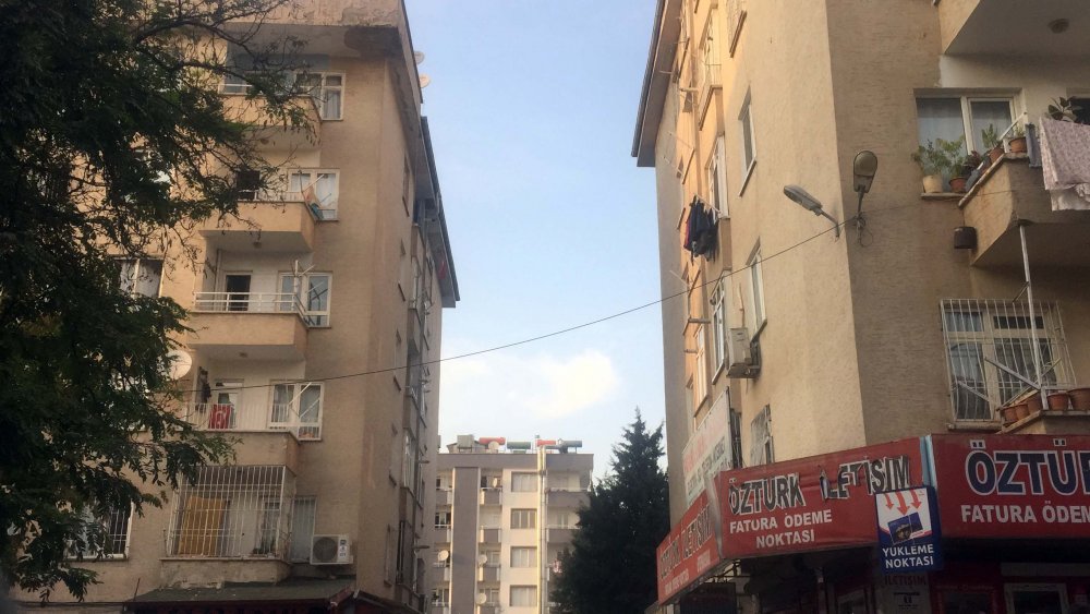 Yarı çıplak gencin balkondan düşme anı kamerada