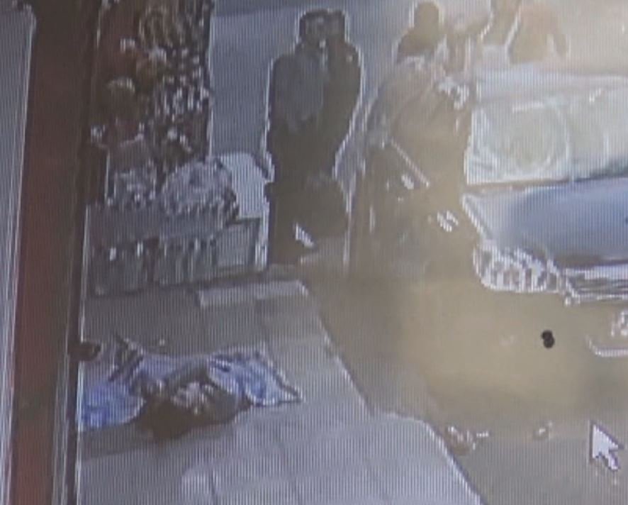 Yarı çıplak gencin balkondan düşme anı kamerada