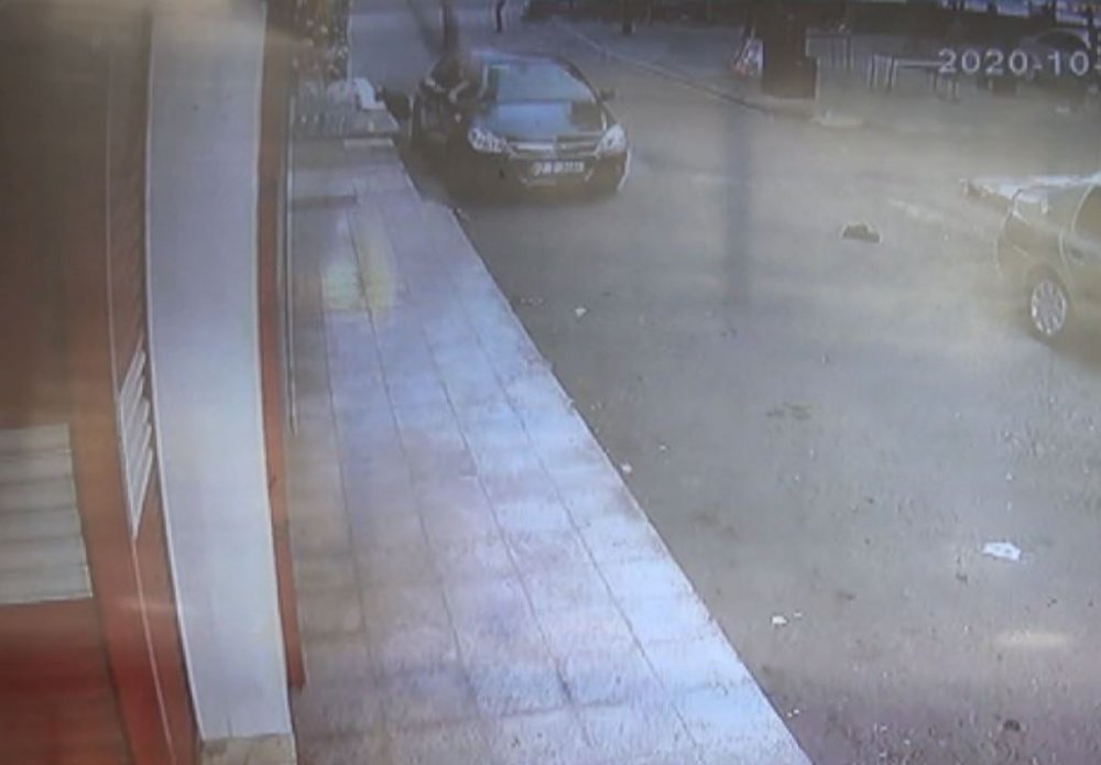 Yarı çıplak gencin balkondan düşme anı kamerada