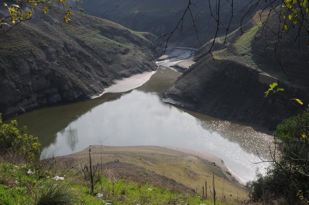 Yuvacık Barajı'nda su seviyesi düştü, köprüler ortaya çıktı