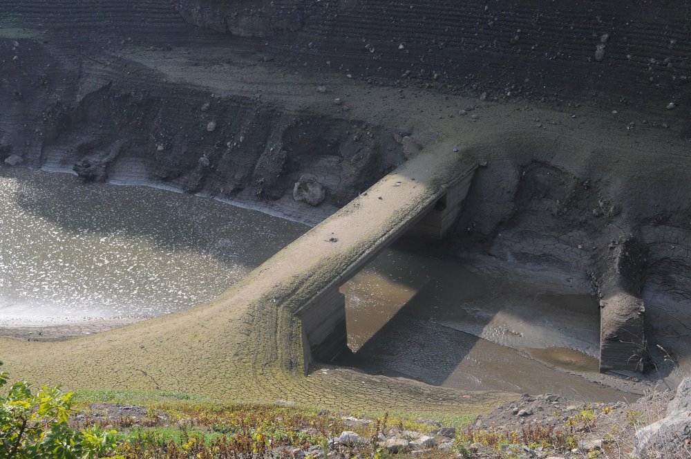 Yuvacık Barajı'nda su seviyesi düştü, köprüler ortaya çıktı