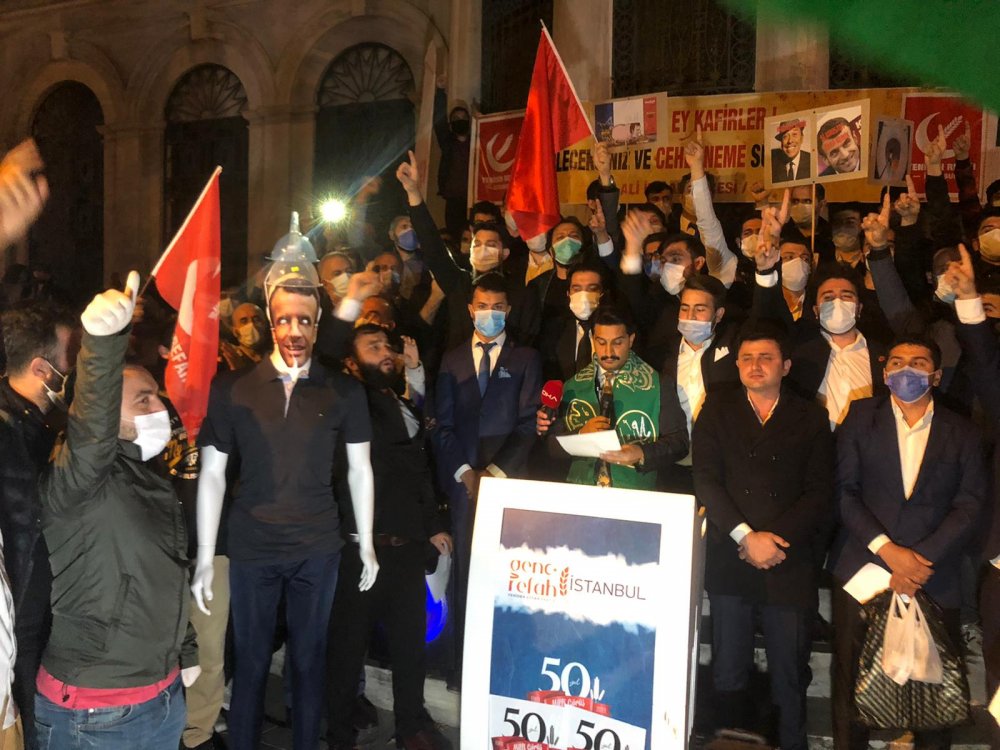 Sultan 2'inci Abdülhamid Türbesi önünde Macron'u protesto