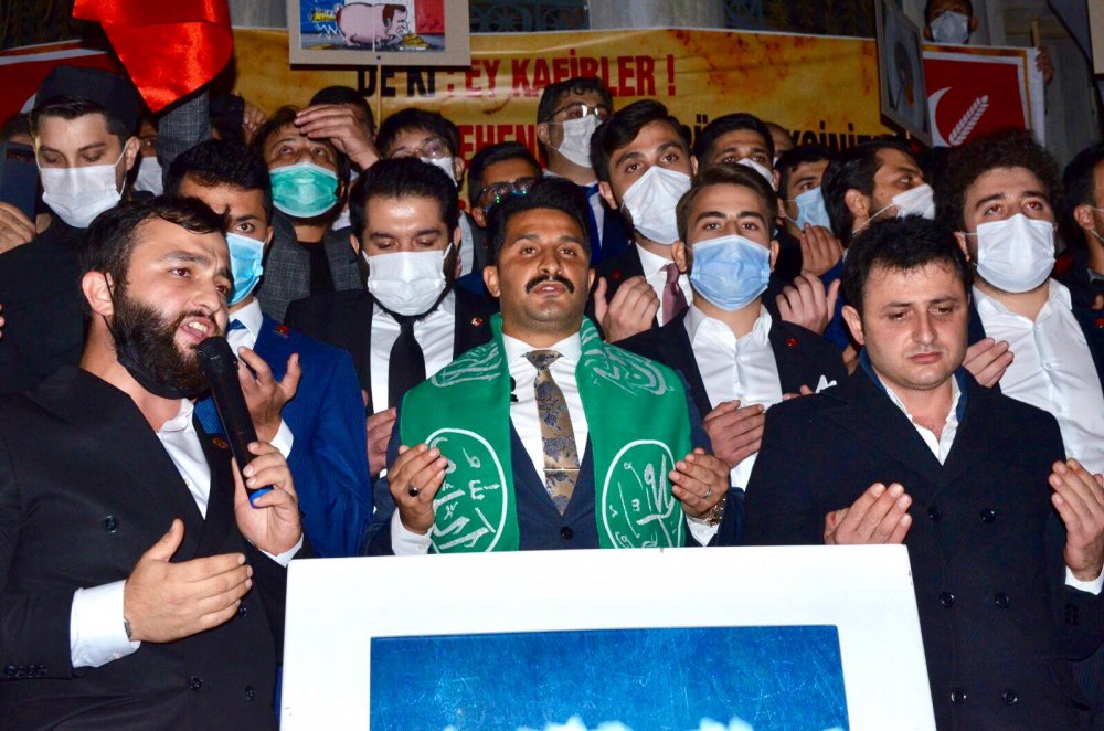 Sultan 2'inci Abdülhamid Türbesi önünde Macron'u protesto