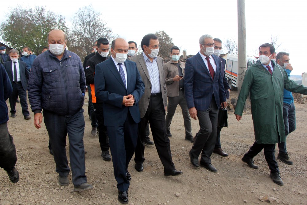 Hayvanları yangında telef olan köylülere hayvan verildi