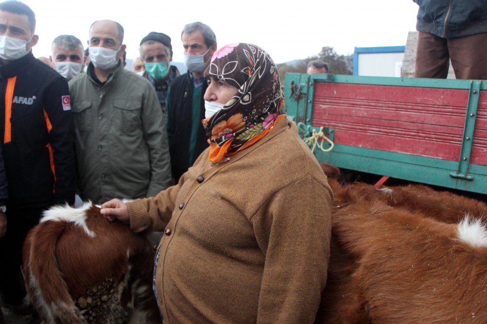 Hayvanları yangında telef olan köylülere hayvan verildi