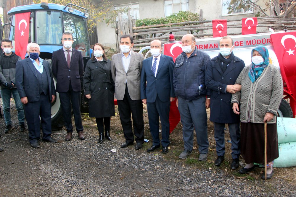 Hayvanları yangında telef olan köylülere hayvan verildi