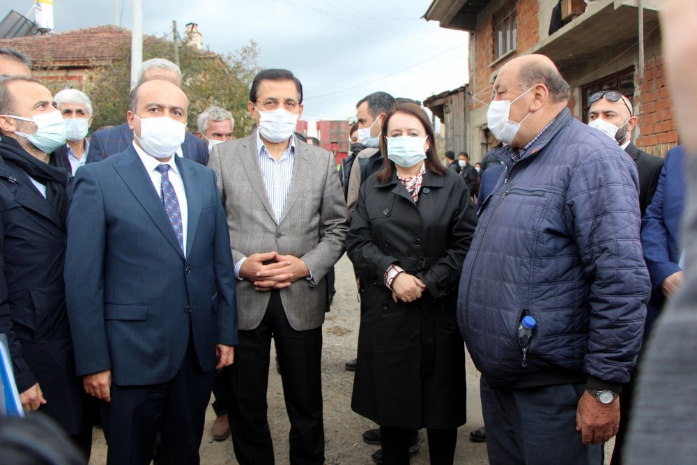 Hayvanları yangında telef olan köylülere hayvan verildi