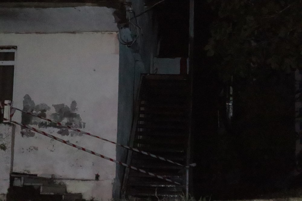 Alaplı'da çatı katı yangınında anne öldü, oğlu ile 3 itfaiye eri yaralandı