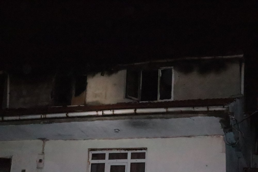 Alaplı'da çatı katı yangınında anne öldü, oğlu ile 3 itfaiye eri yaralandı