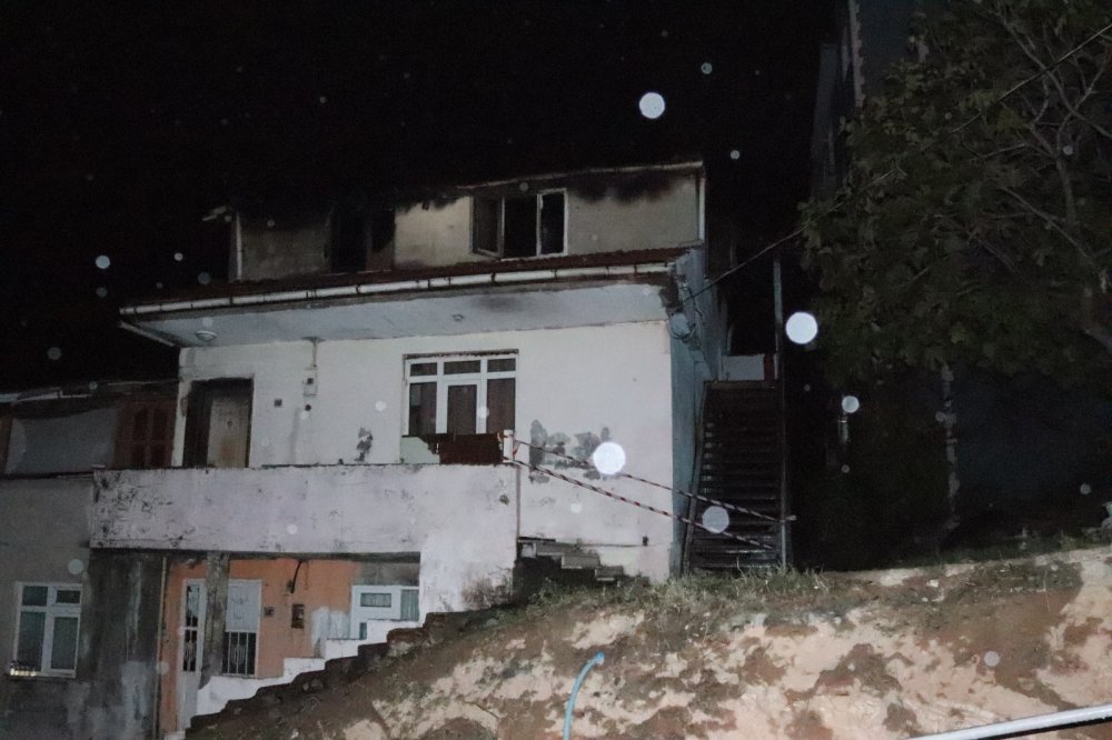 Alaplı'da çatı katı yangınında anne öldü, oğlu ile 3 itfaiye eri yaralandı