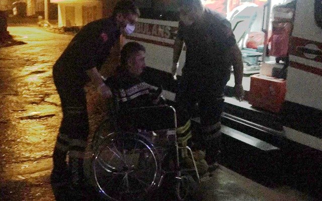 Alaplı'da çatı katı yangınında anne öldü, oğlu ile 3 itfaiye eri yaralandı