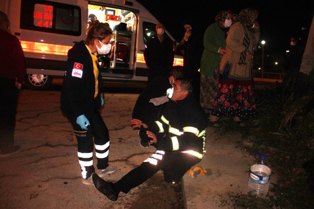 Alaplı'da çatı katı yangınında anne öldü, oğlu ile 3 itfaiye eri yaralandı