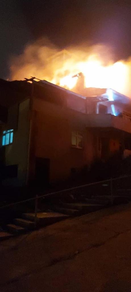 Alaplı'da çatı katı yangınında anne öldü, oğlu ile 3 itfaiye eri yaralandı