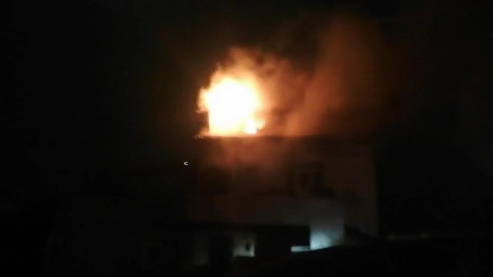 Alaplı'da çatı katı yangınında anne öldü, oğlu ile 3 itfaiye eri yaralandı