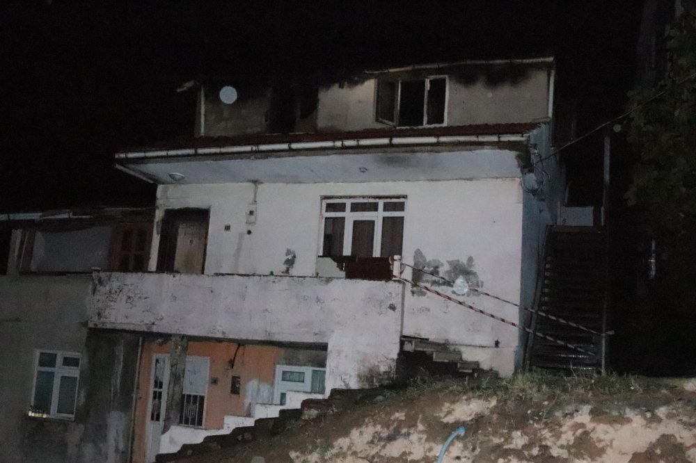 Alaplı'da çatı katı yangınında anne öldü, oğlu ile 3 itfaiye eri yaralandı