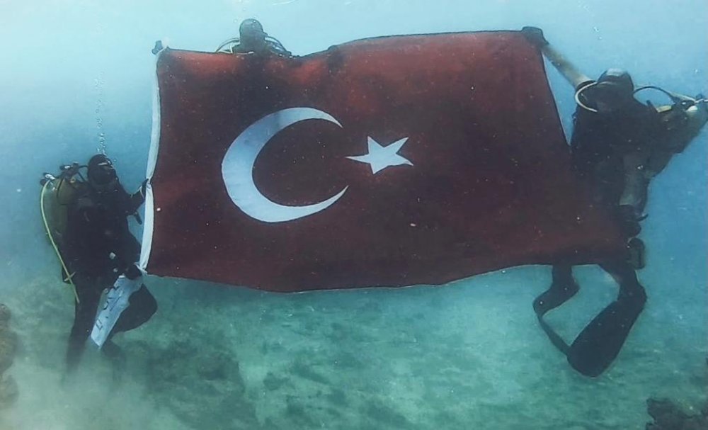 Cumhuriyet Bayramı çoşkusu, deniz altında da güzel görüntülere neden oldu